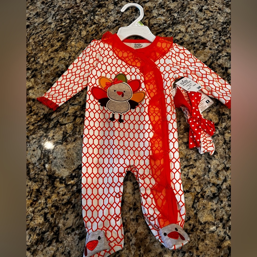 Super cute Thanksgiving onesie NWT size 3 months.